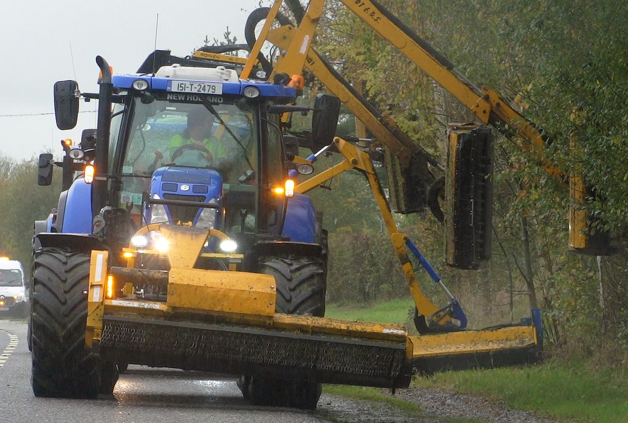 Video: Running a ‘double-edged’ hedge-cutting convoy in the south-west
