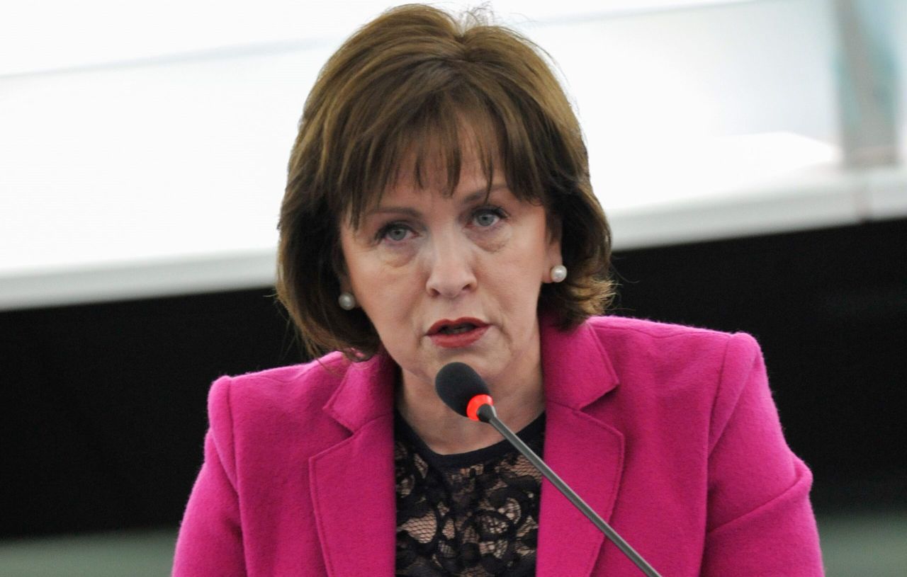 Minister Dodds calls for ‘urgent action’ as retailers pull deliveries to Northern Ireland