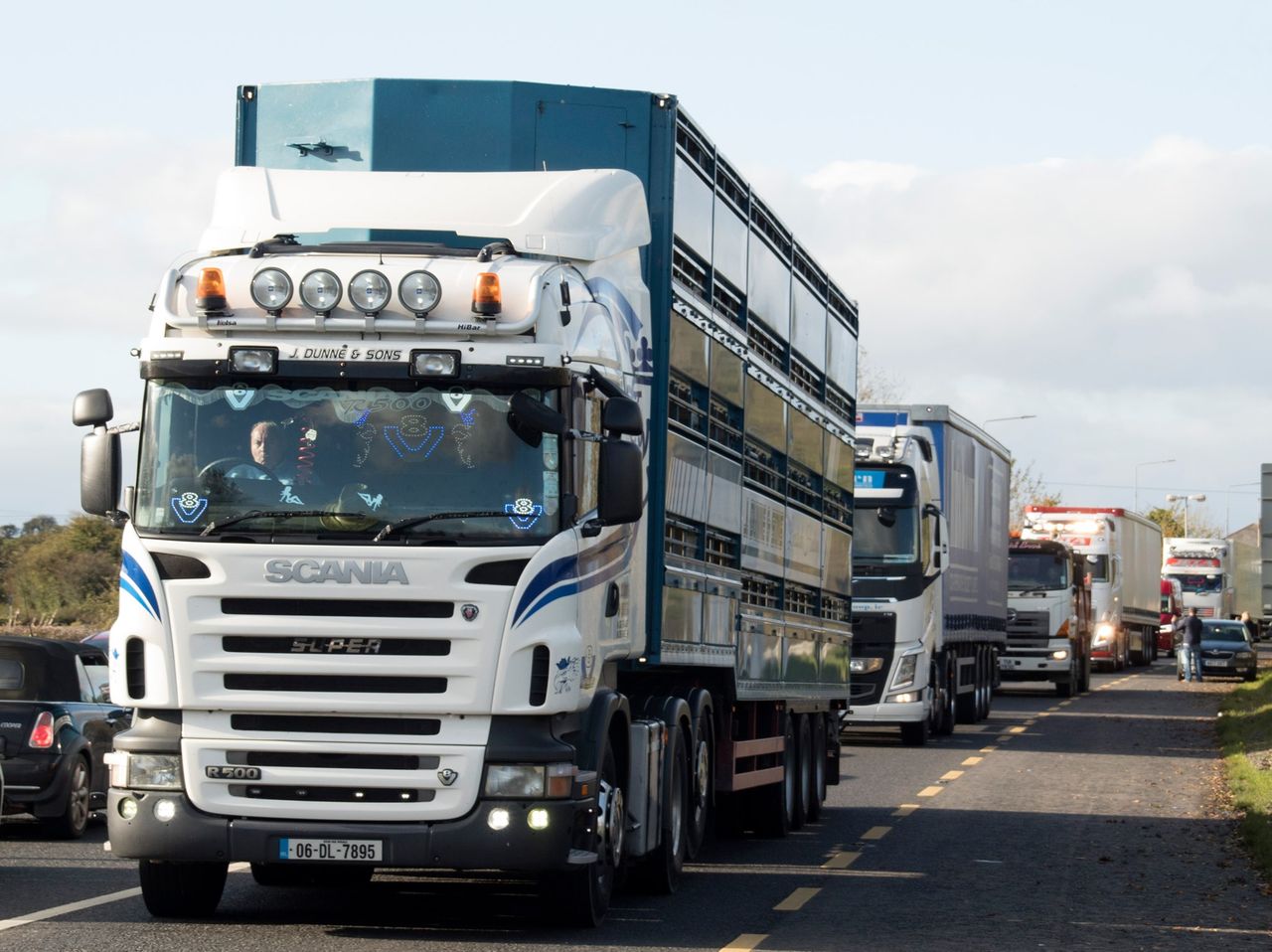 100 lorries take part in Brexit protest convoy at NI border