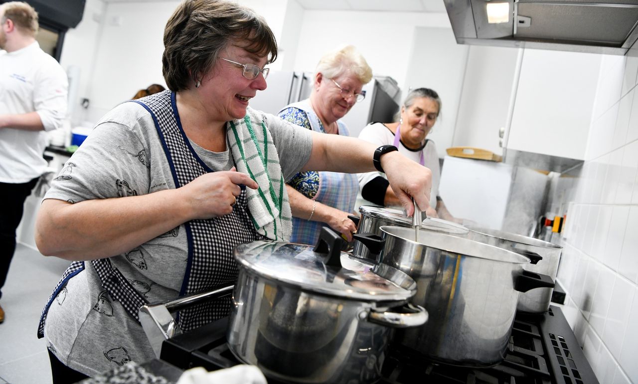 Tesco teams up with Jamie Oliver to help community cooks reduce food waste