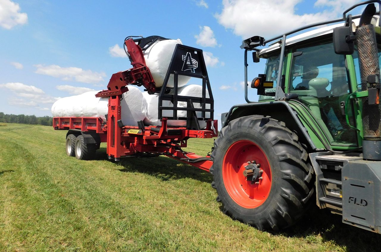 Video: Is this the best way to load and carry wrapped bales?