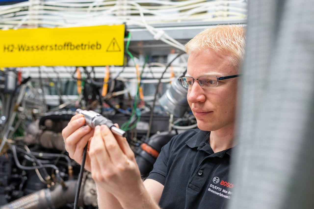 Bosch backs injection of hydrogen but JCB prefers ported
