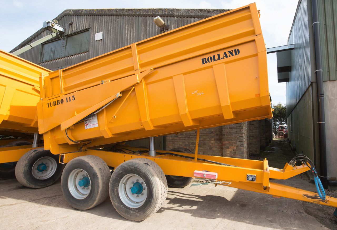 Auction report: See how 'fresh' trailers and kit fared in on-farm sale