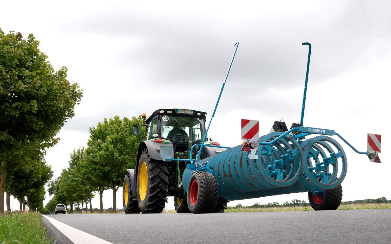 Lemken eases the transport of big furrow presses