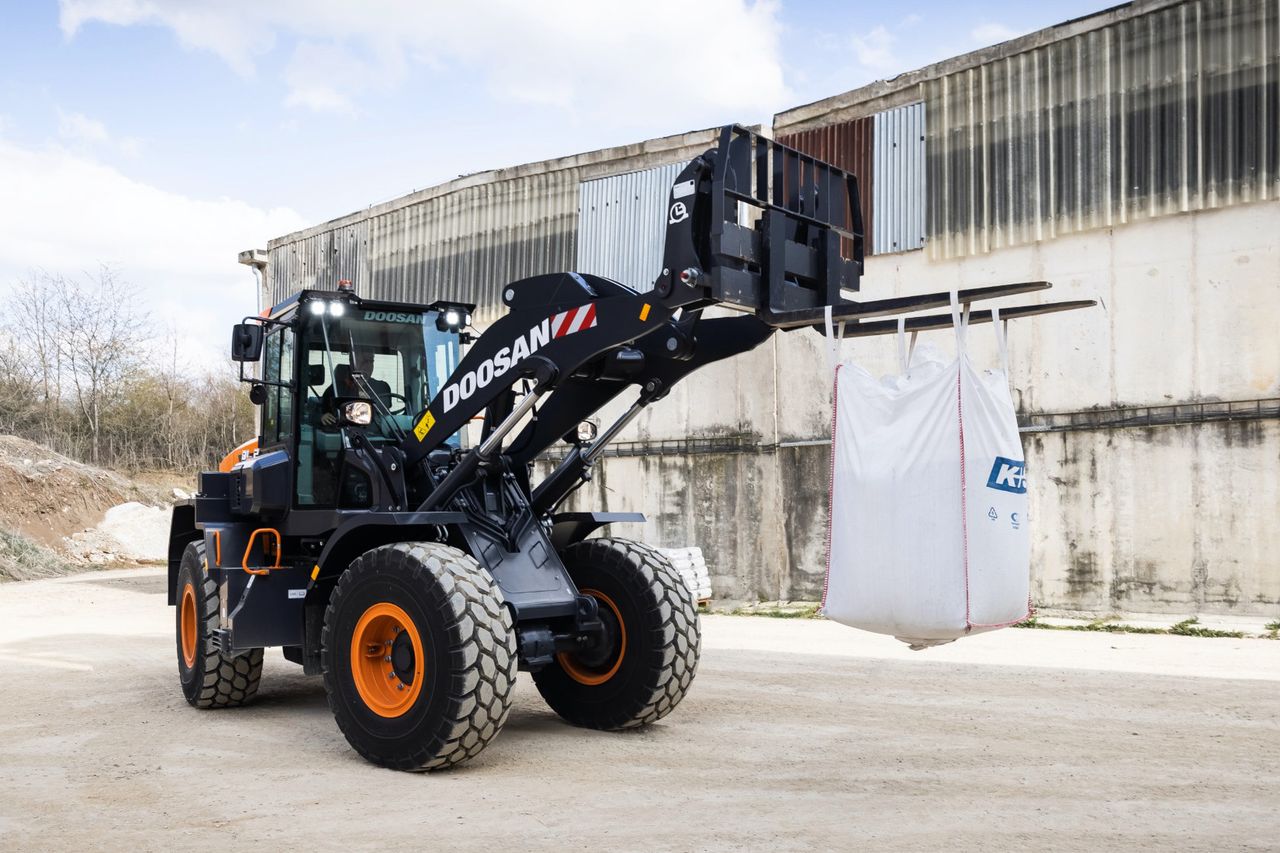 Doosan launches baby DL-7 loader