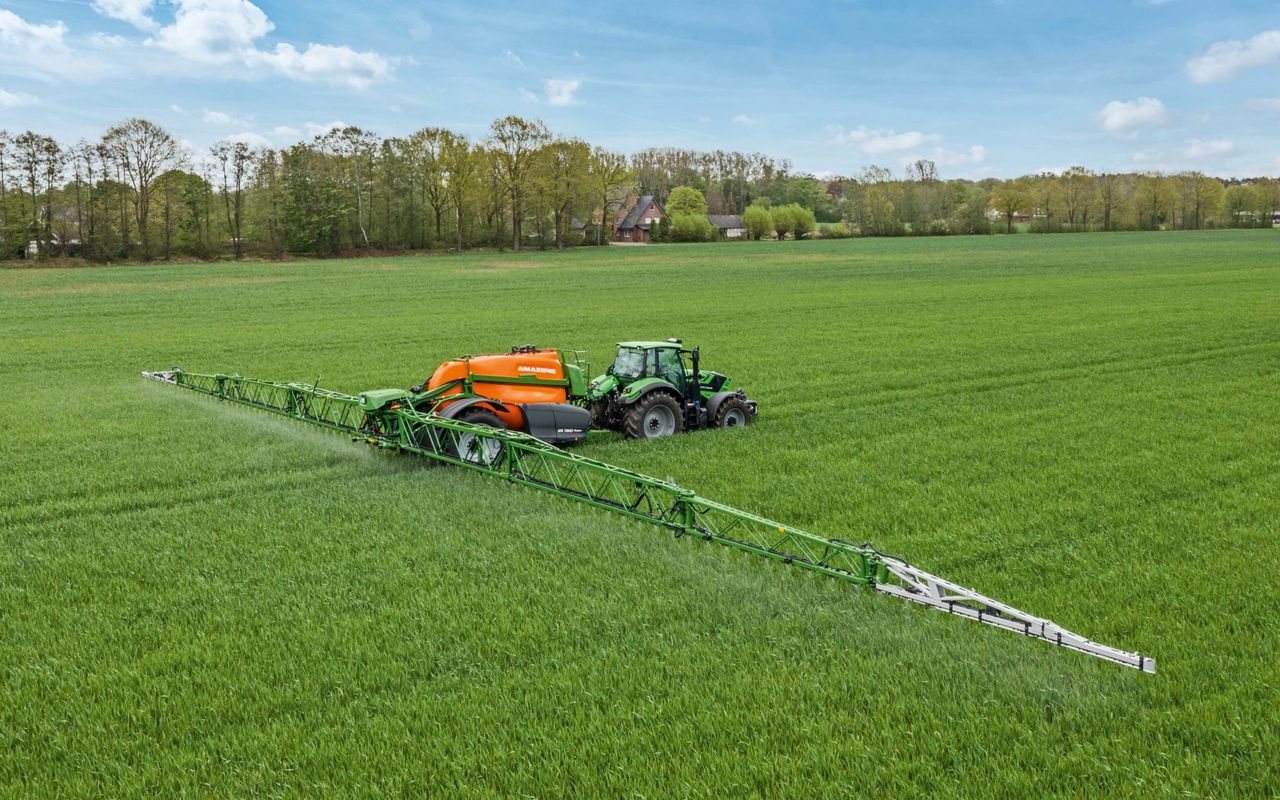 How do pre-emergent herbicides interact with blackgrass?