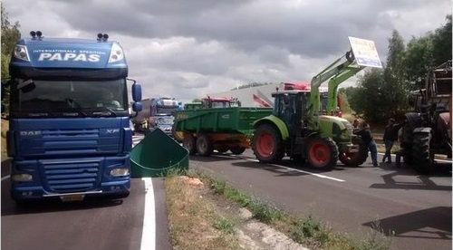 Pics of French farmers protesting with gusto