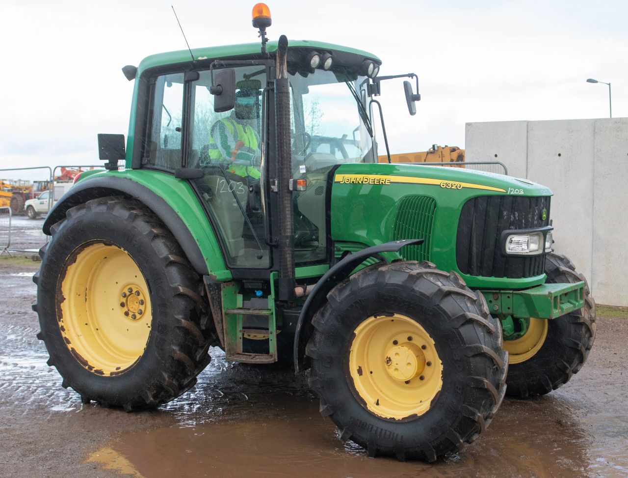 Auction report: Drizzle deters some, but not all, Deere hunters