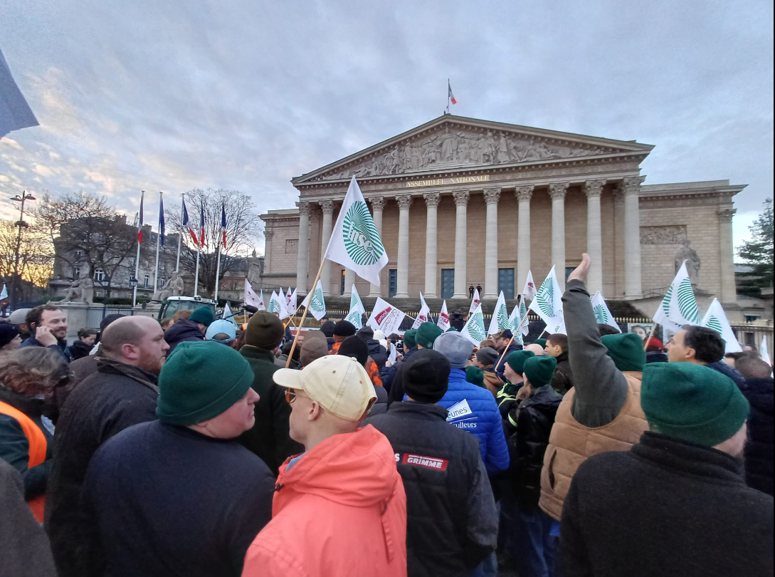 French farmers drive 350 tractors into the heart of Paris in Mercosur protest