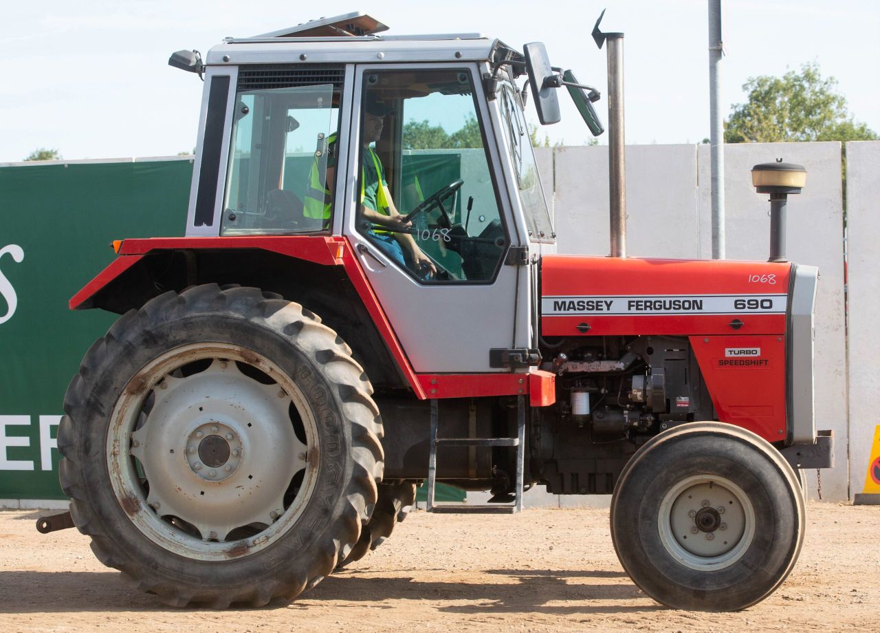 Auction report: 1980s MF workhorses under the hammer