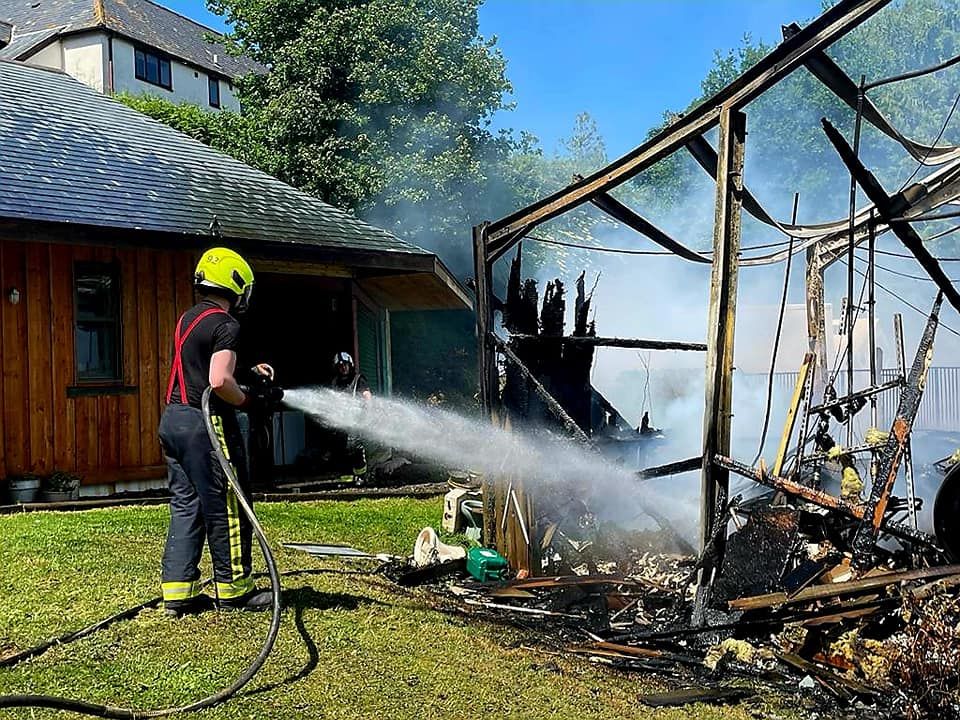 Farm house narrowly escapes flames of nearby barn