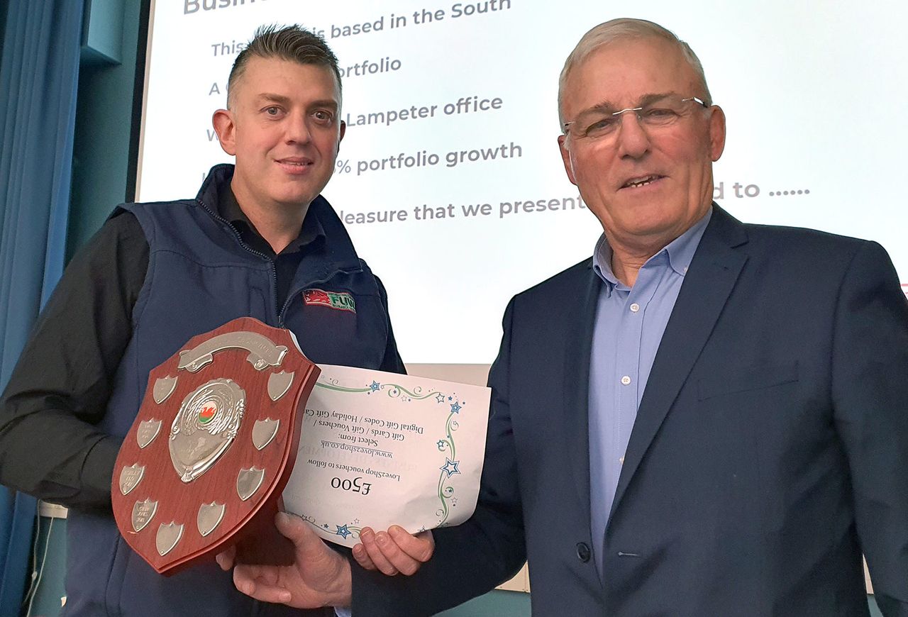 FUWIS presents awards to recognise top performers