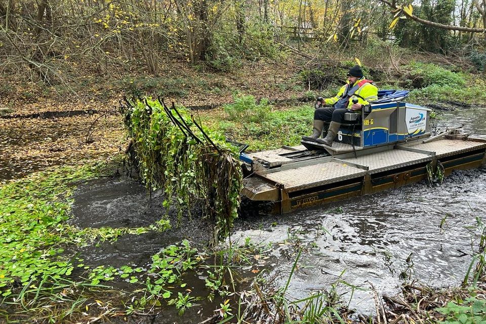 Environment Agency removes 700t of weeds from London river