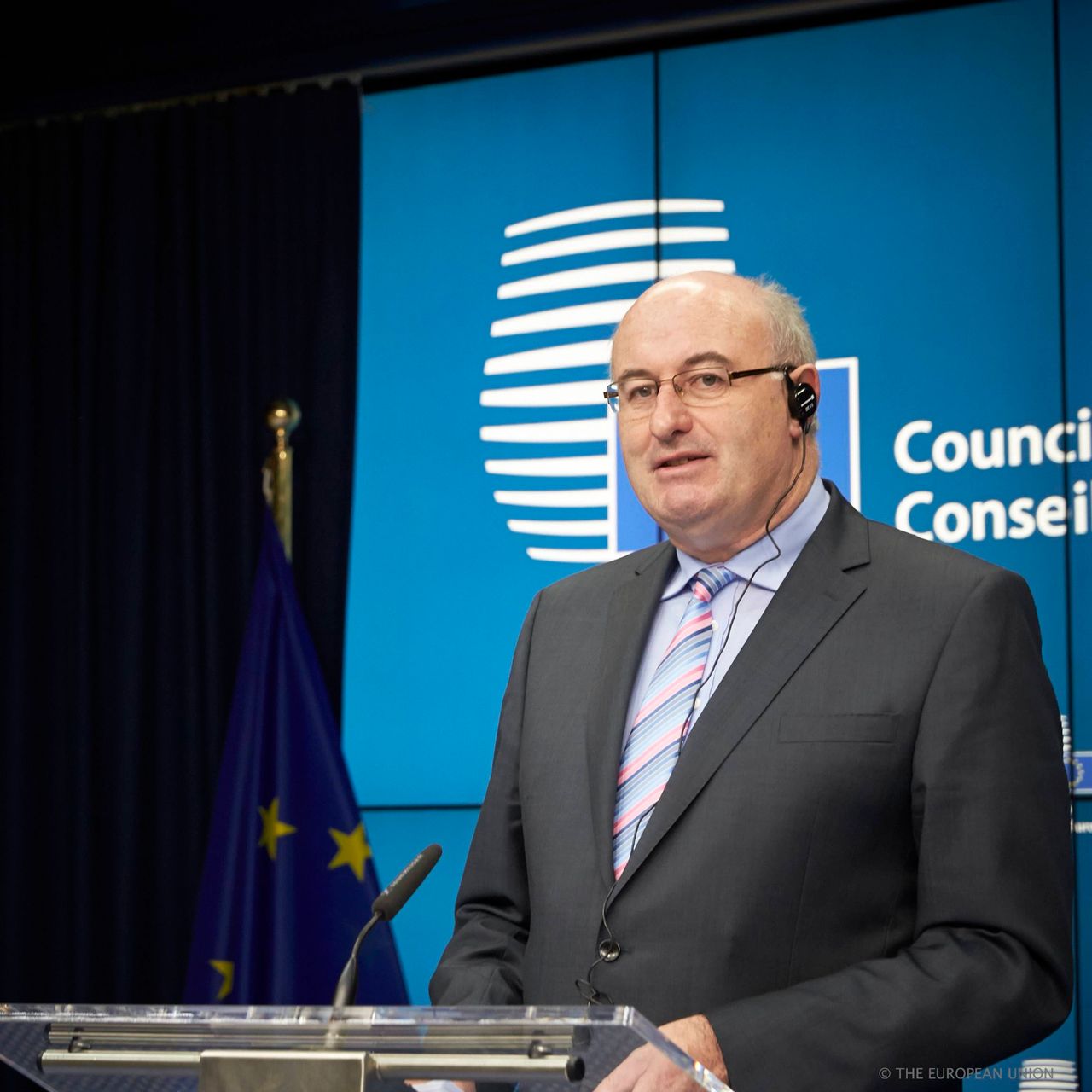 Commission looking at ways to incentivise farmers to cut milk production - Hogan