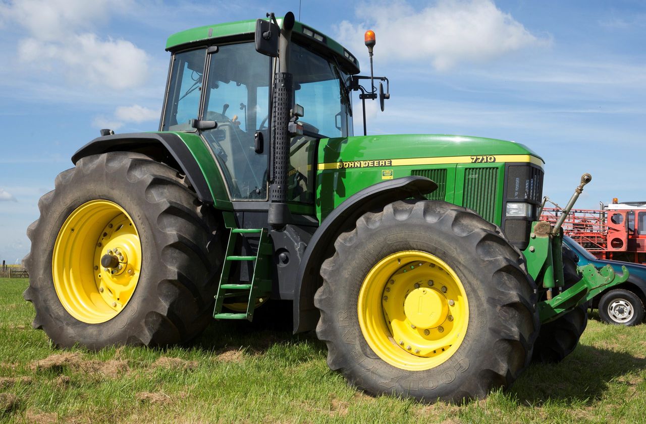 See the 16-year-old John Deere 7710 that sold for almost £50,000