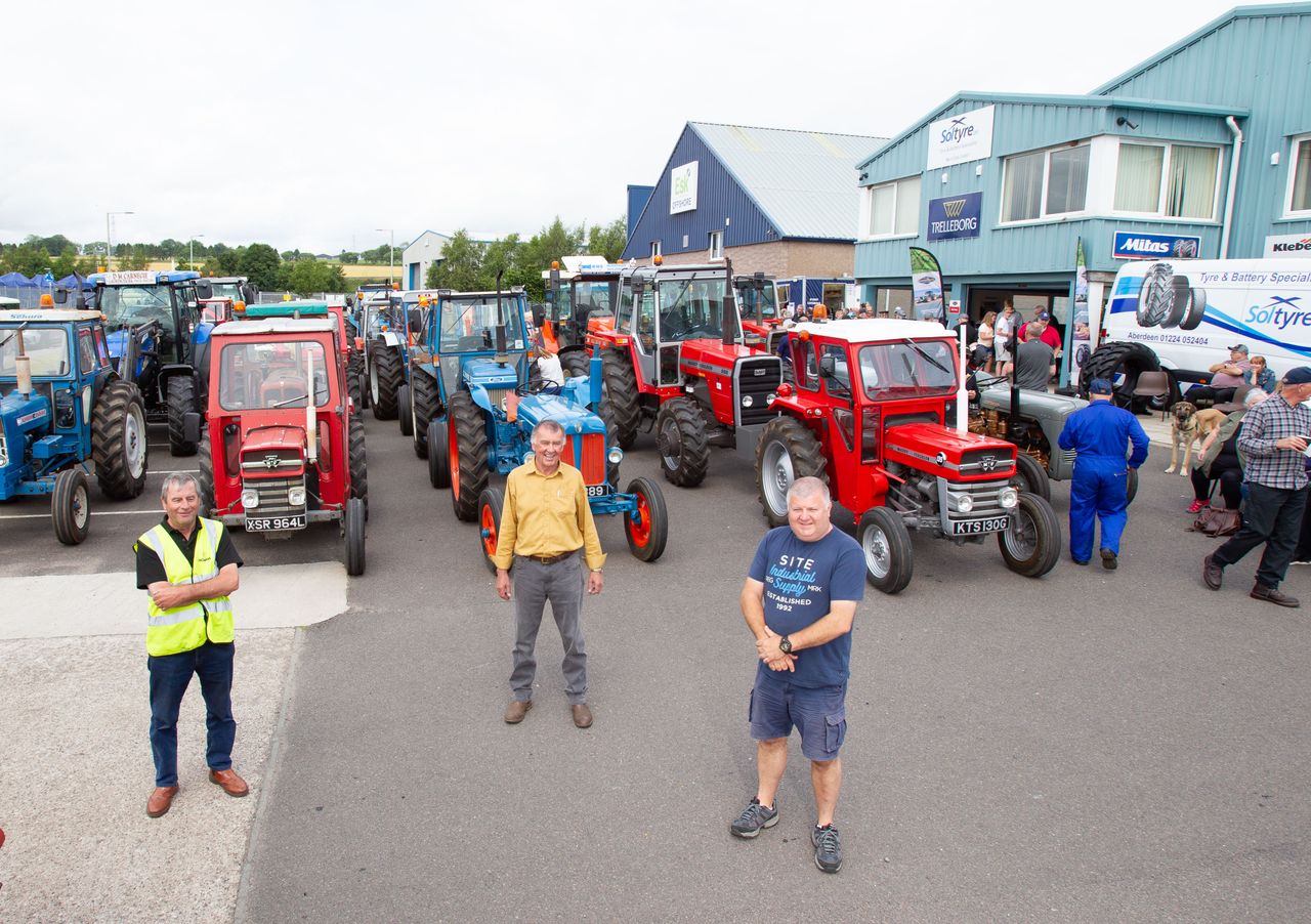 86 tractors raise over £2000 for cancer and haematology care