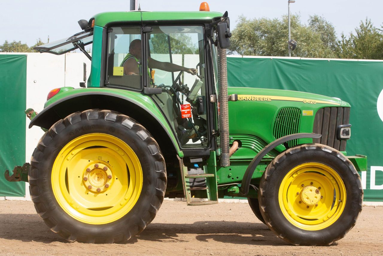 Auction report: 4-pot John Deere highlights from monster tractor sale
