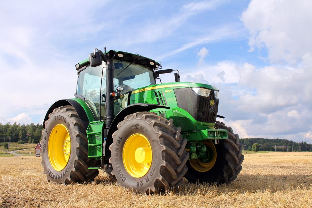 John Deere hit by falling sales and predicts a further 10% decline in 2016 sales