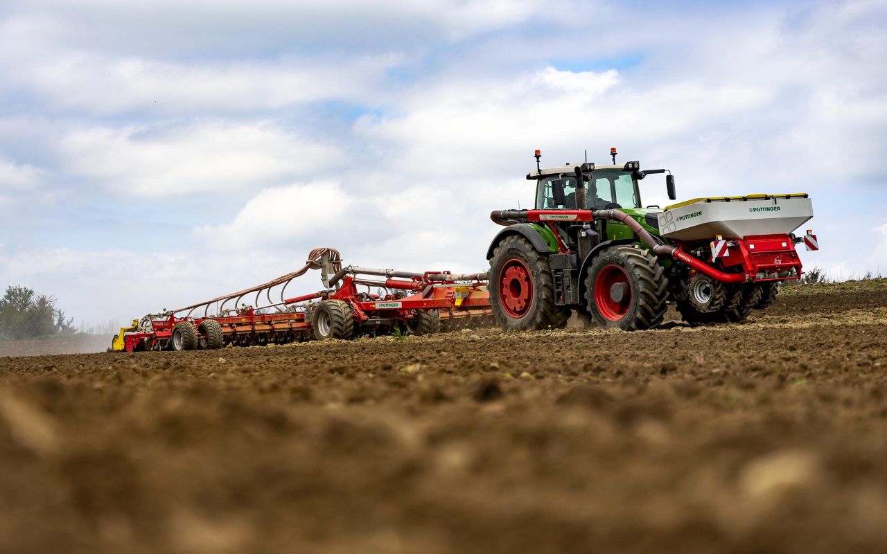 The Amico front hopper is pressurised and is divided 60/40 with two separate metering units