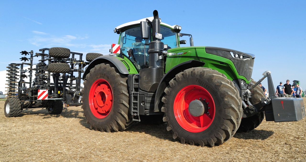 120 tractors in a show of force at Fendt ‘field day’