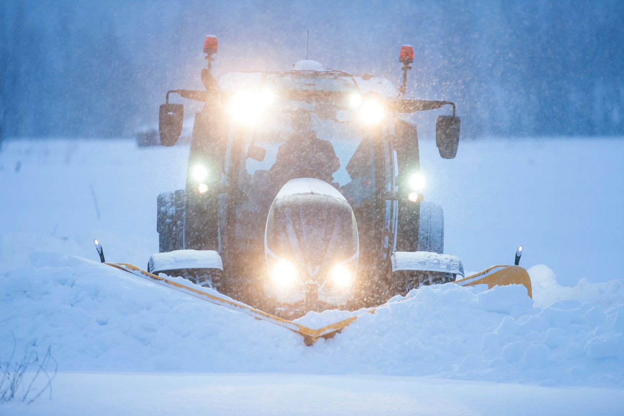 Driving on ice: Have you the skill to be a top tractor driver?