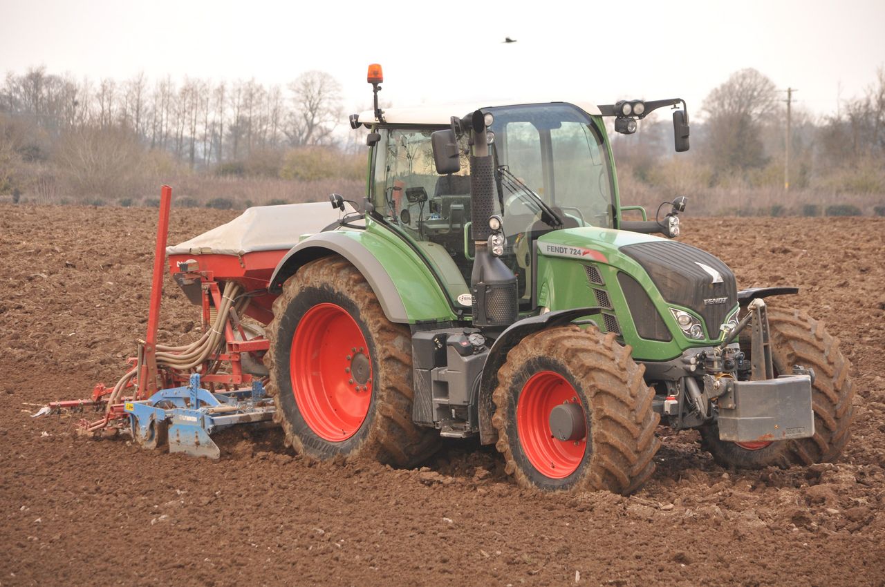 Chart: Fendt holds 4 of the 5 top positions in German tractor rankings