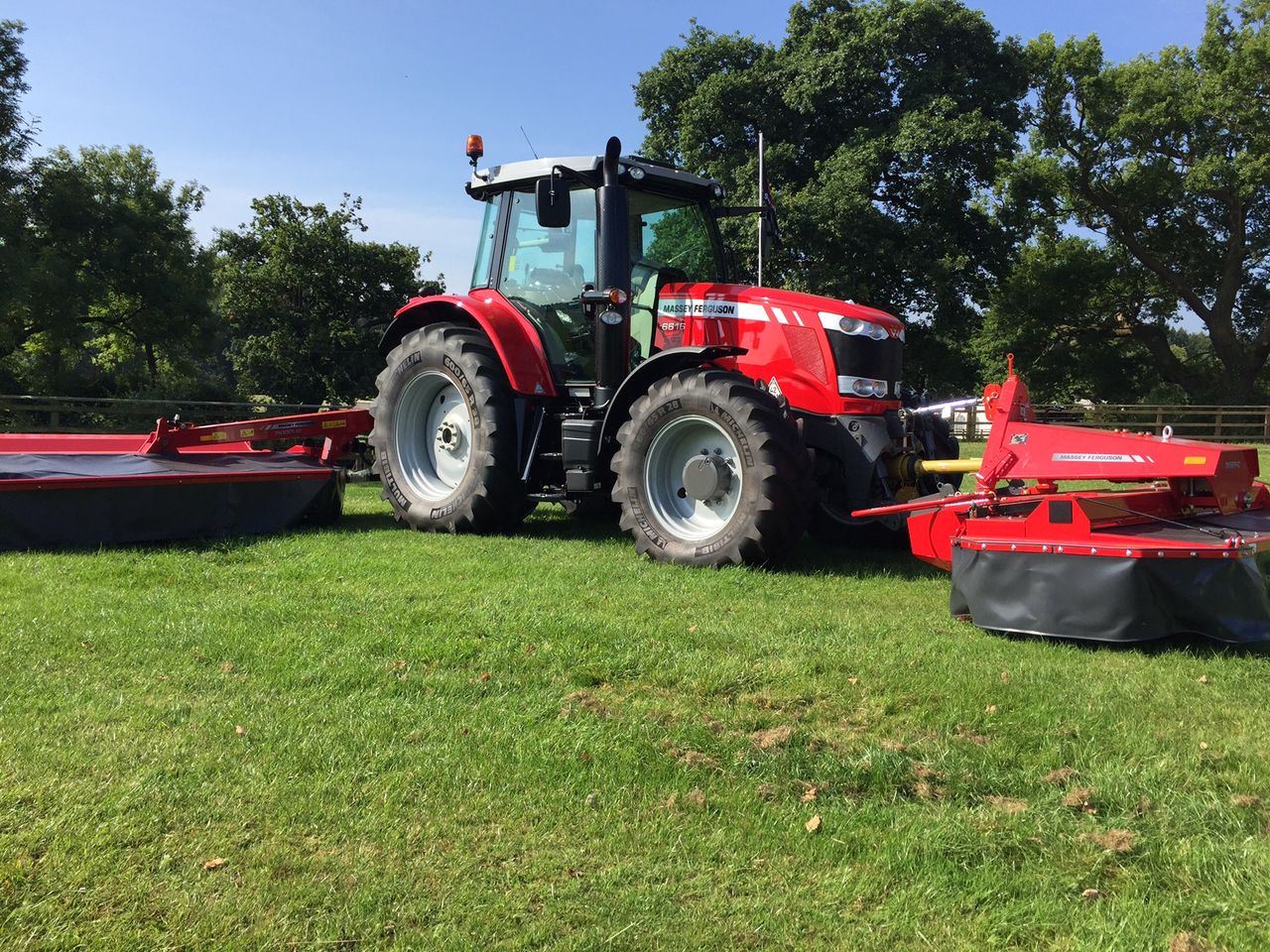 Video: Massey dream combo of 7720 tractor with DM Series butterfly mowers