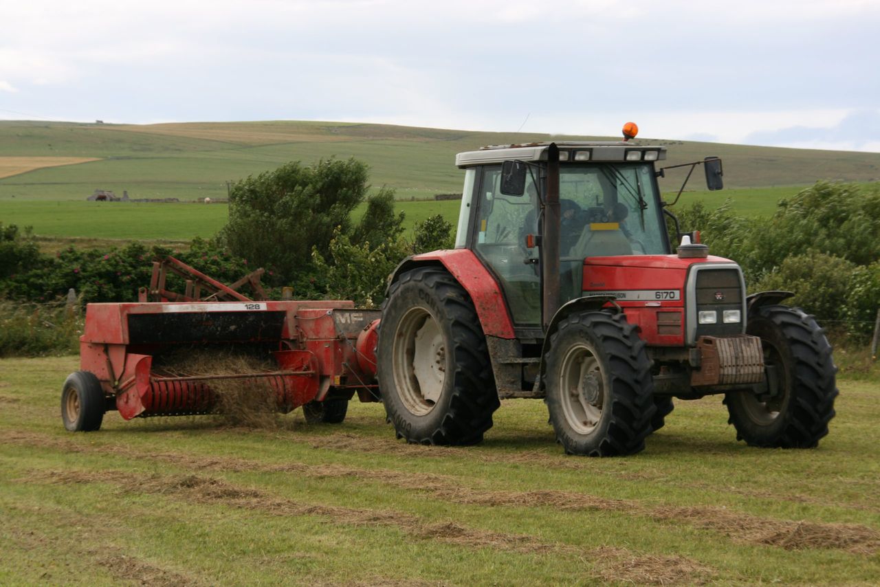 Video: Multiple motorists avoid crashing into tractor and baler combo