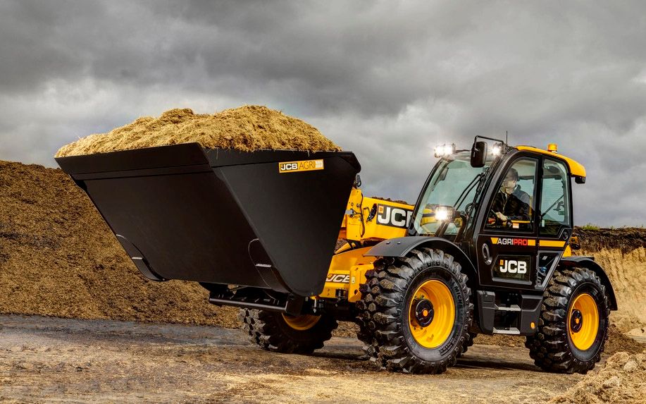 The new Loadall 546-70 offers greater performance in a size similar to its predecessor.
