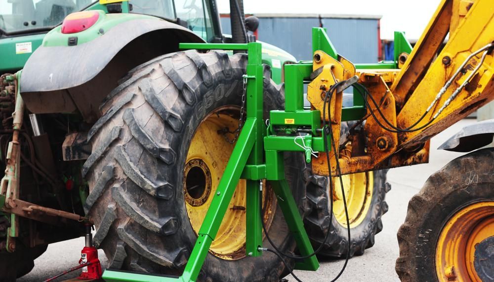 Video: Is this the safest way to change a tractor tyre?