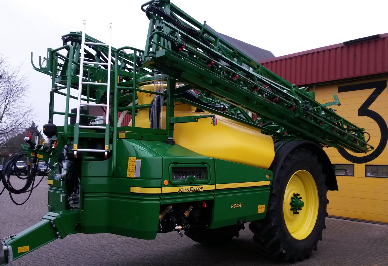 John Deere to unveil new trailed sprayer