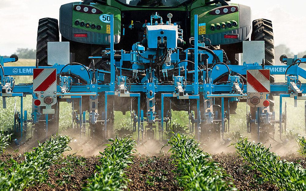 Lemken declutters the inter-row hoeing cab with new software