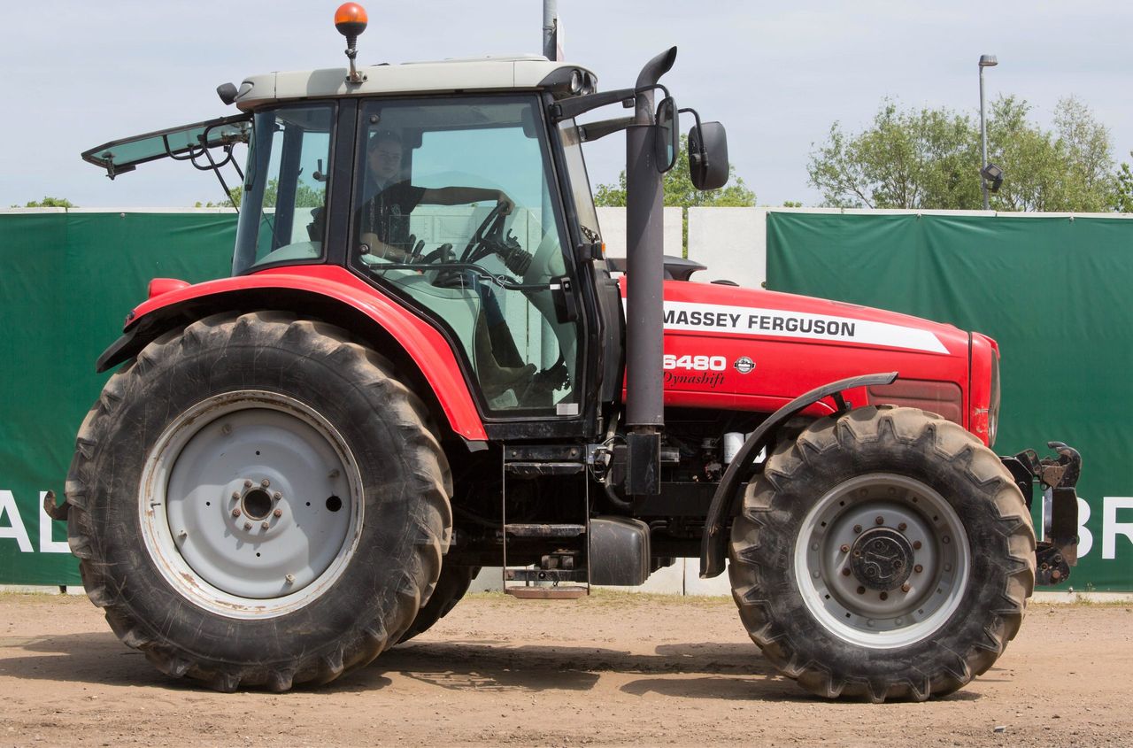 Auction report: MF highlights from monster May tractor sale