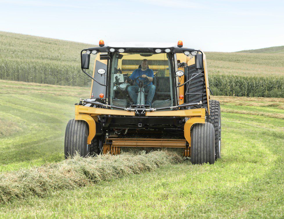 Latest self-propelled round baler ‘makes good operators even better’