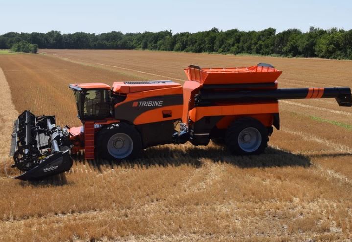 Video: 590 horsepower Tribine combine rolls of the production line in the US