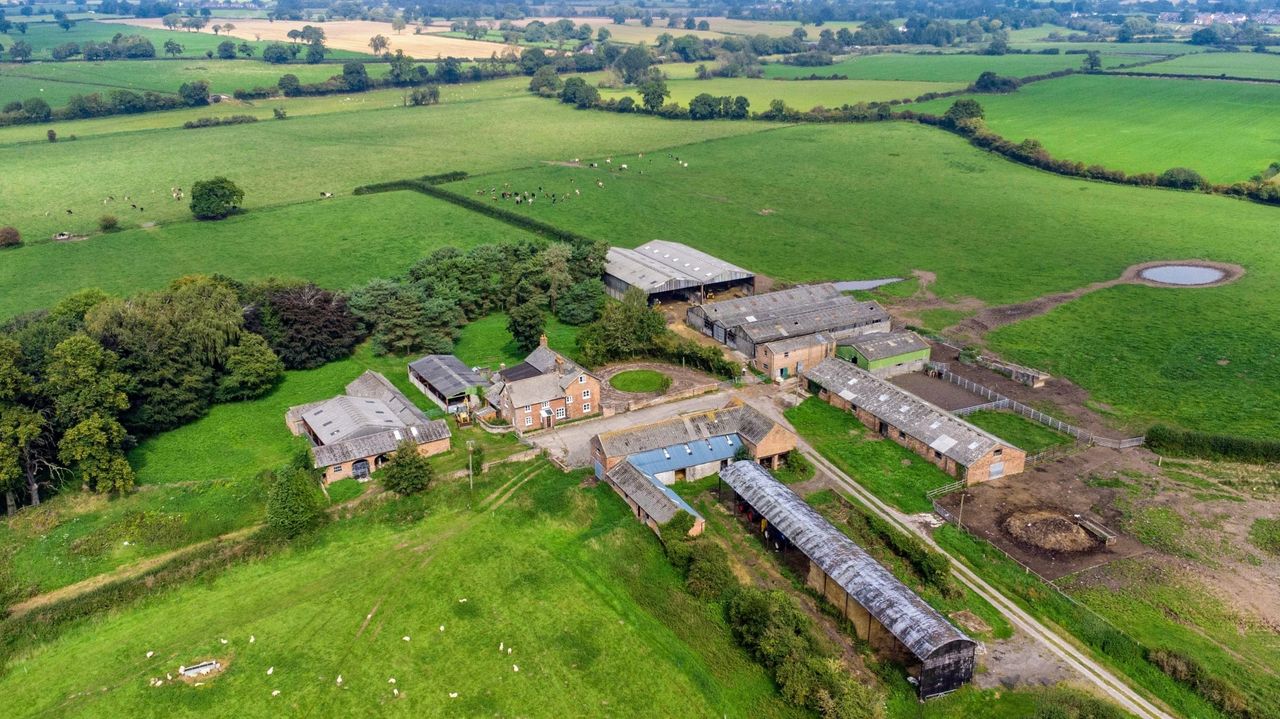 'Highly desirable' farmland with Georgian house comes to the market