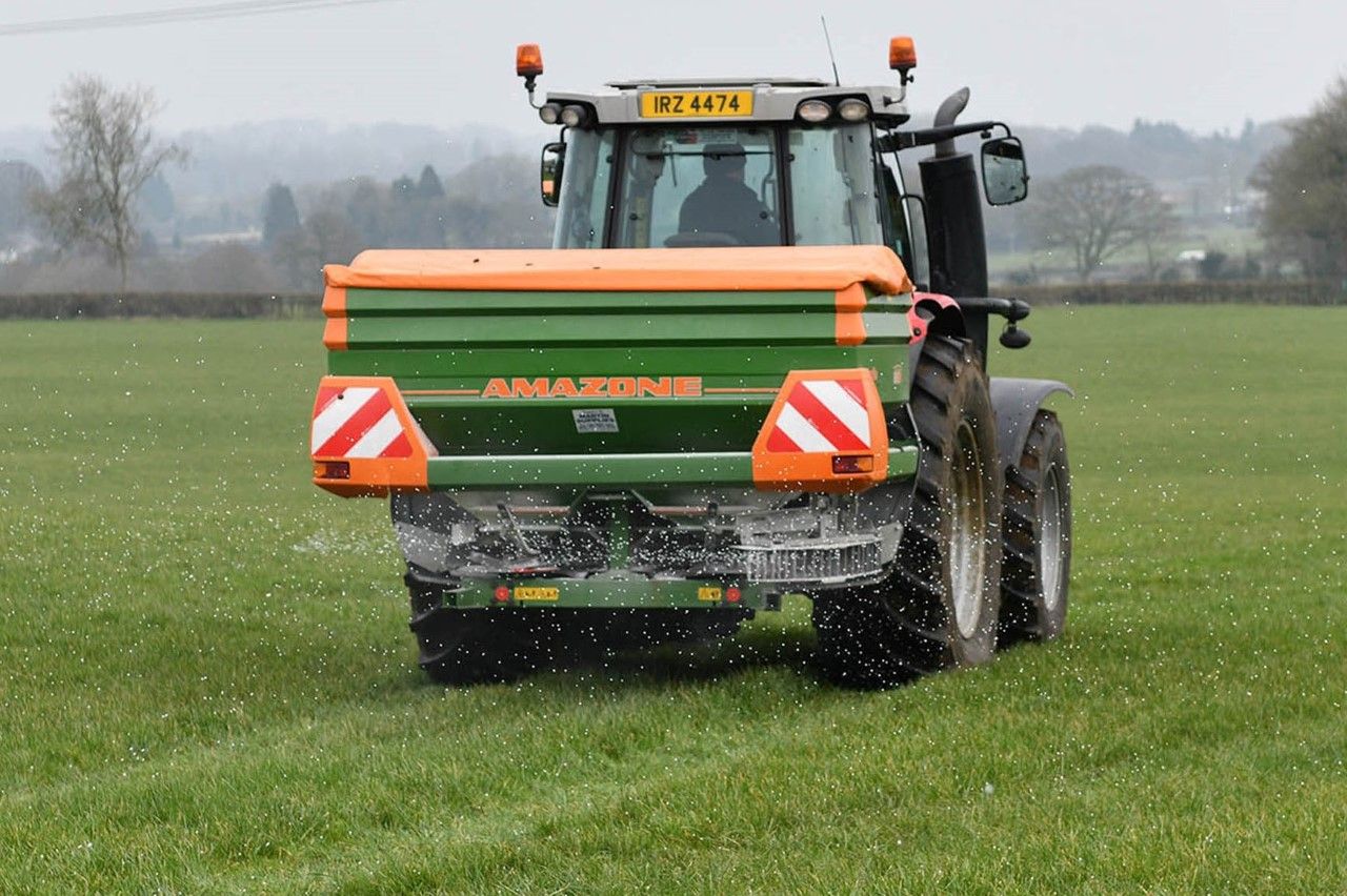 Farmers urged to use inhibitor when applying urea fertilisers this spring