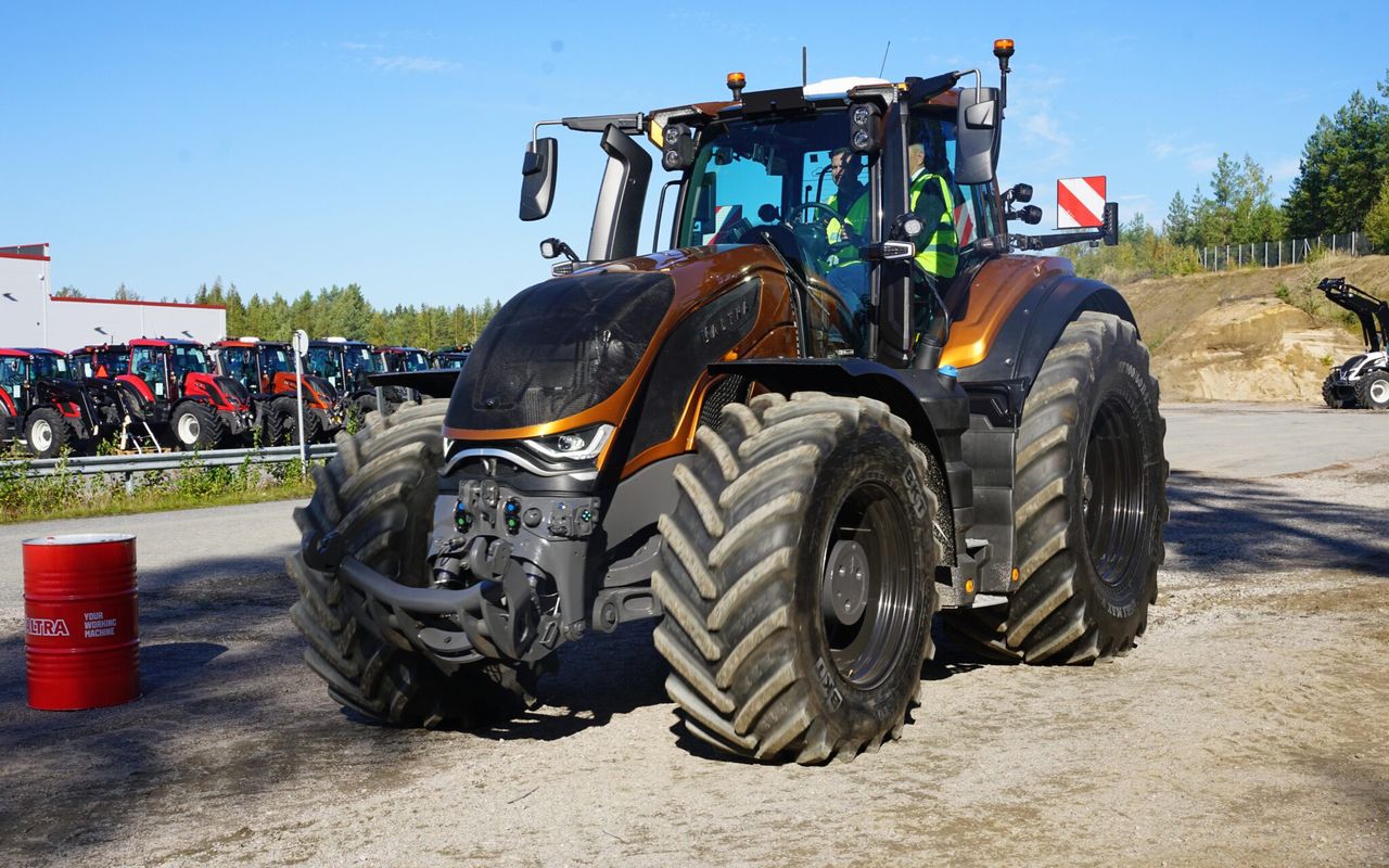 Valtra S Series boasts 5% power lift and 400L oil flow