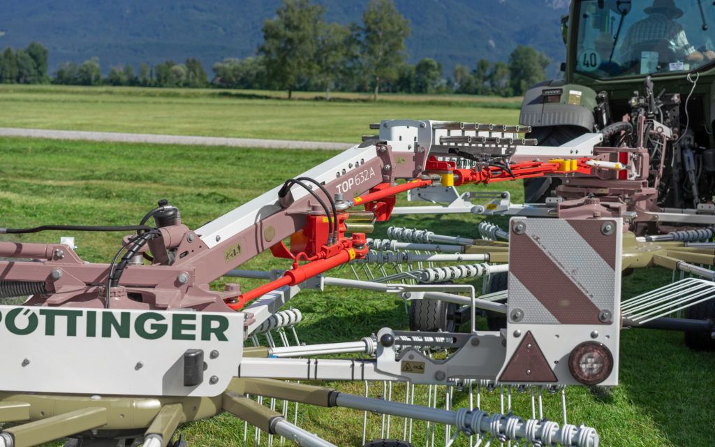 A single ram moves the rear rotor laterally while twin rams  provide optimum steering