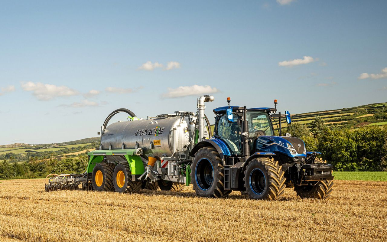 New Holland introduces first LNG tractor