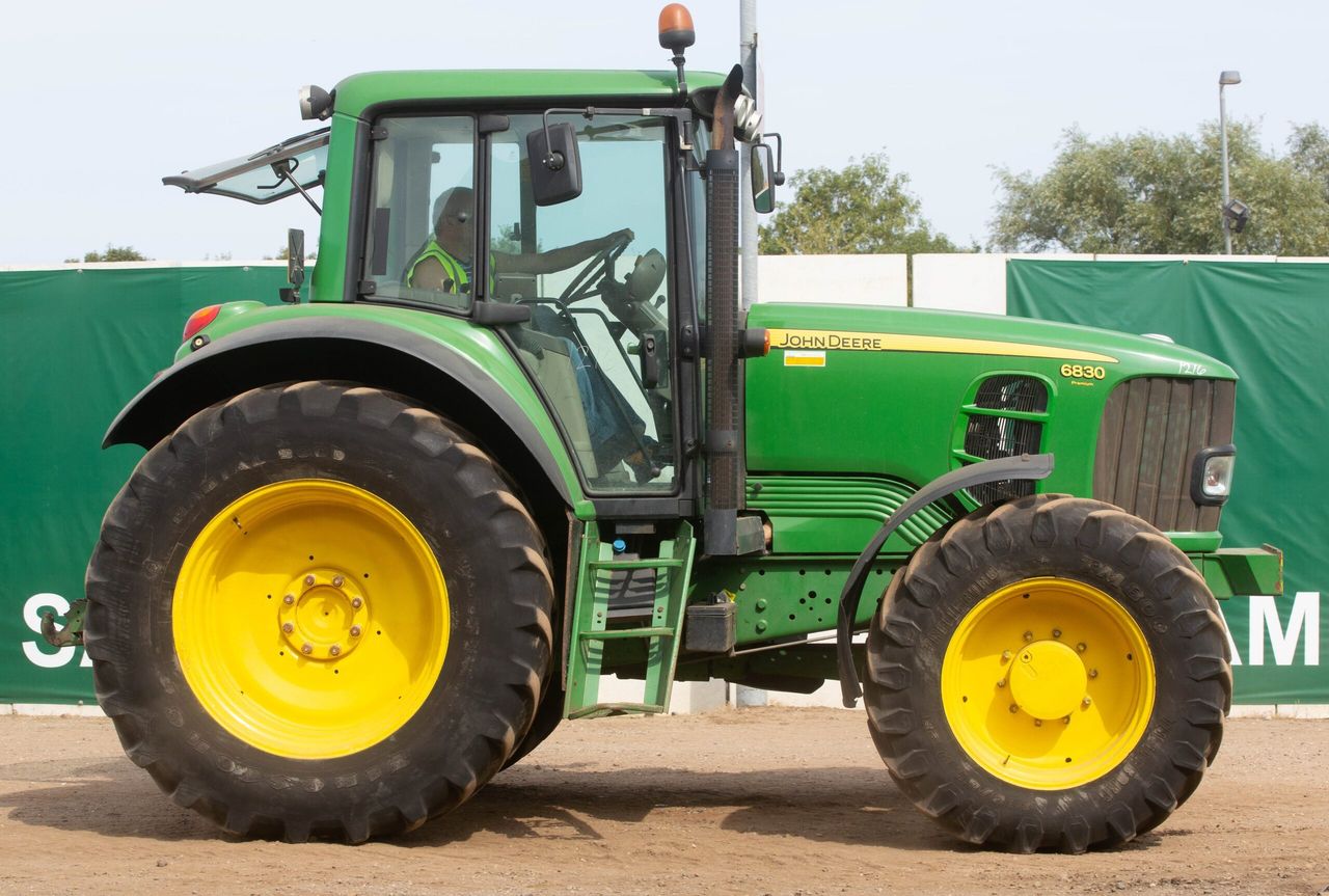 Auction report: 6-pot John Deere highlights from big tractor sale