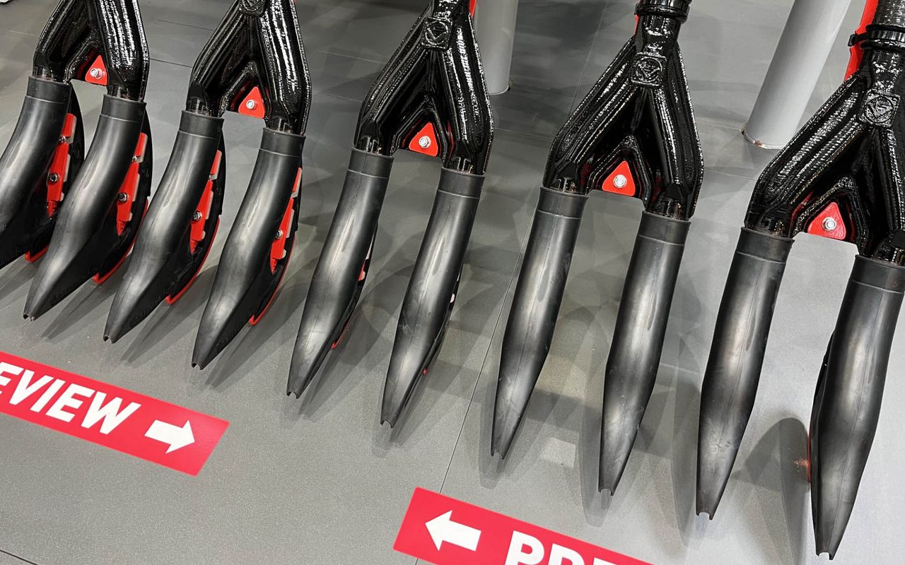 Vogelsang’s double flow shoe lays two smaller belts of slurry on the soil surface