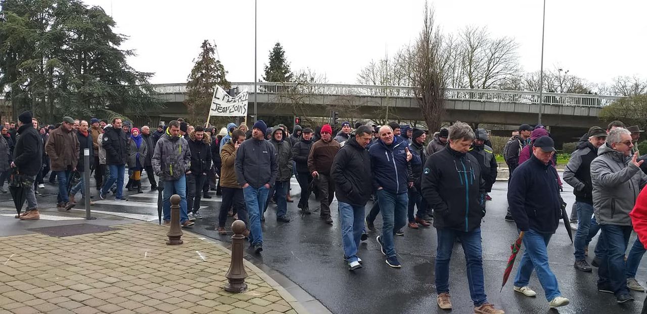 French farmers march in support of man jailed following farm shooting incident