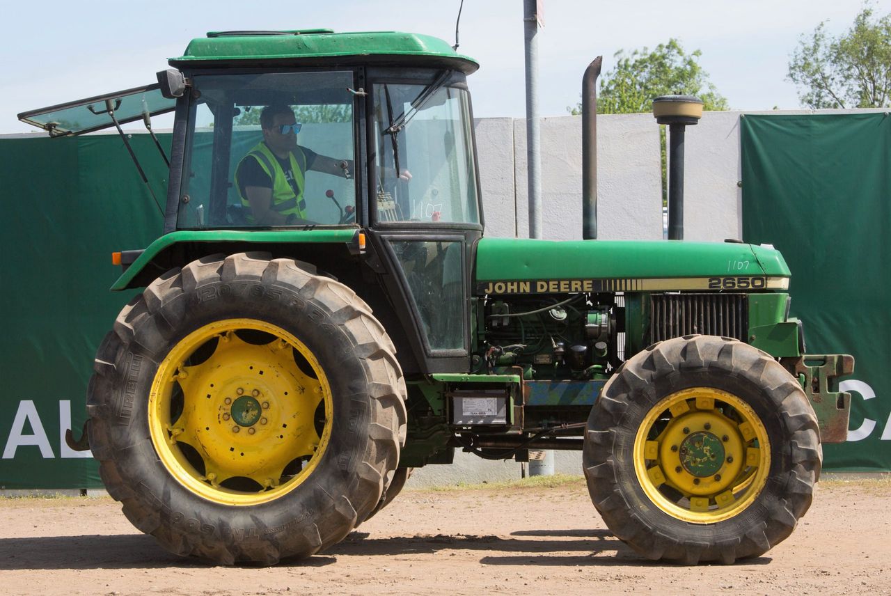 Auction report: 'Old-school' Deeres under the hammer at monster sale