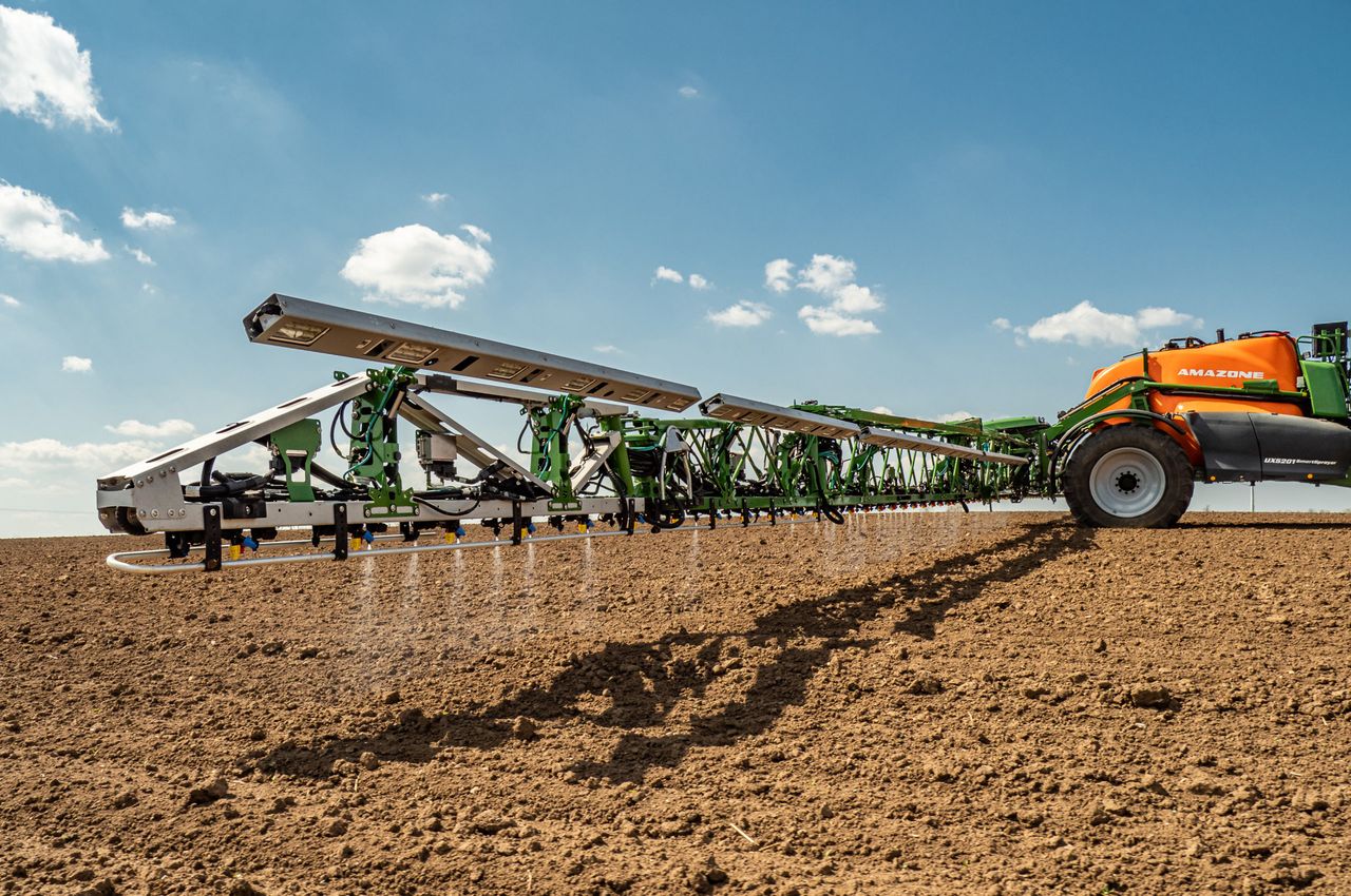 The spot spraying system relies on nozzles placed 25cm apart