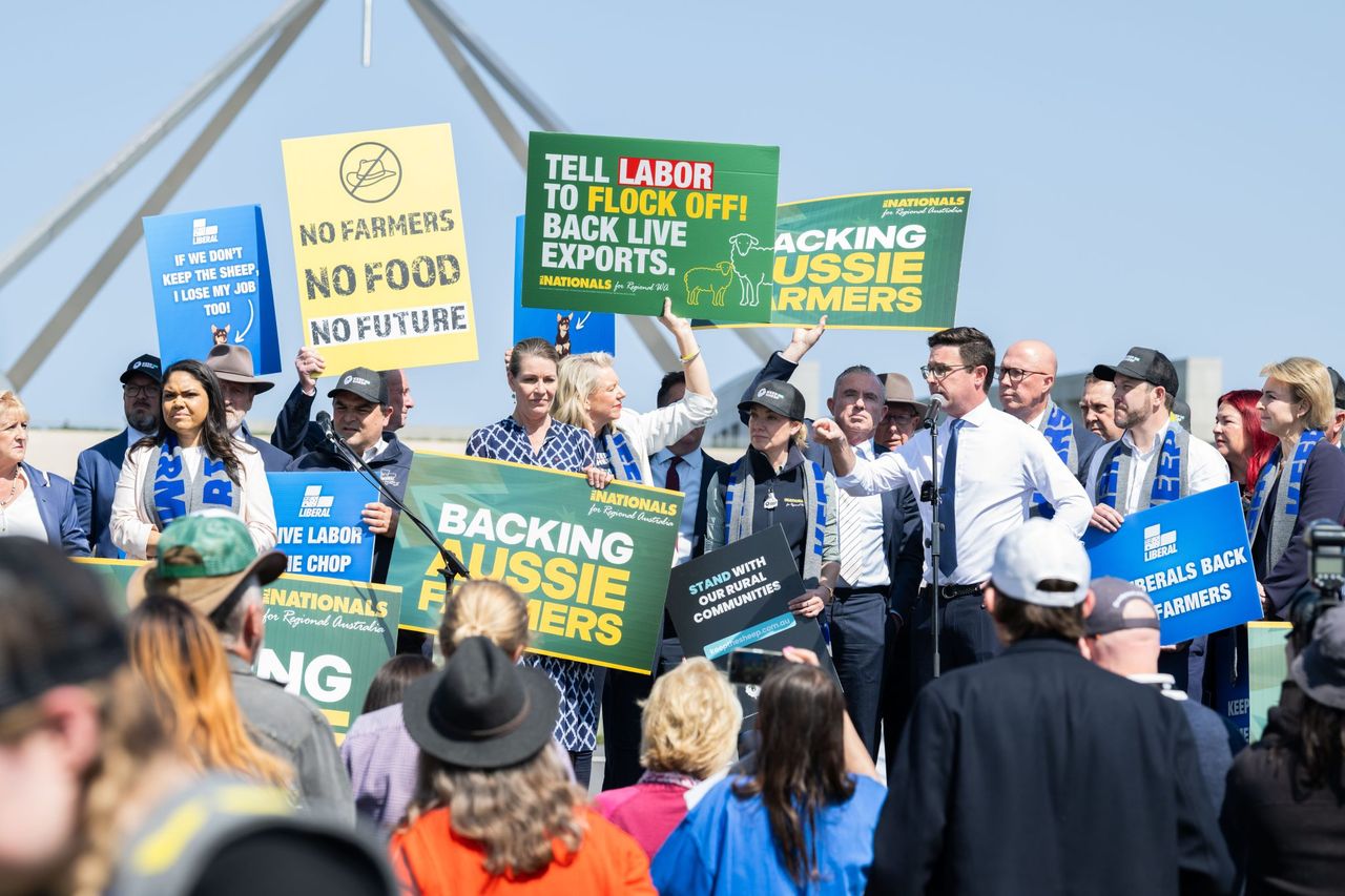 Thousands of Australian farmers protest at govt buildings
