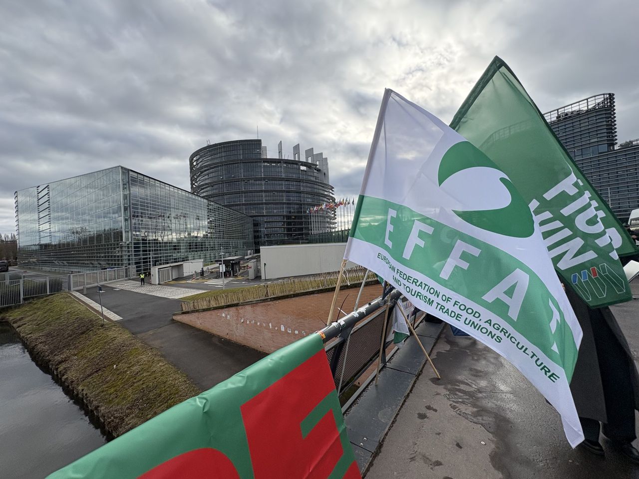 Watch: Agri sector workers demonstrate in Strasbourg