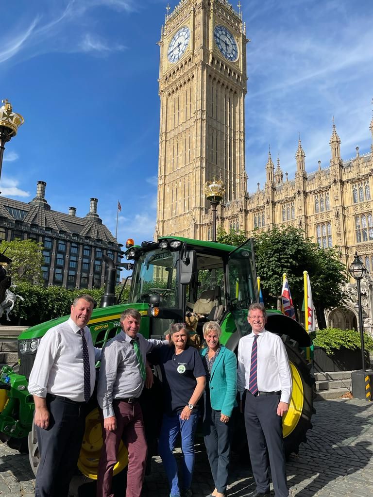 (l-r) Mark Spencer MP, Andy Eadon, Lynda Eadon, NFU President Minette Batters, Sir Jeremy Wright MP