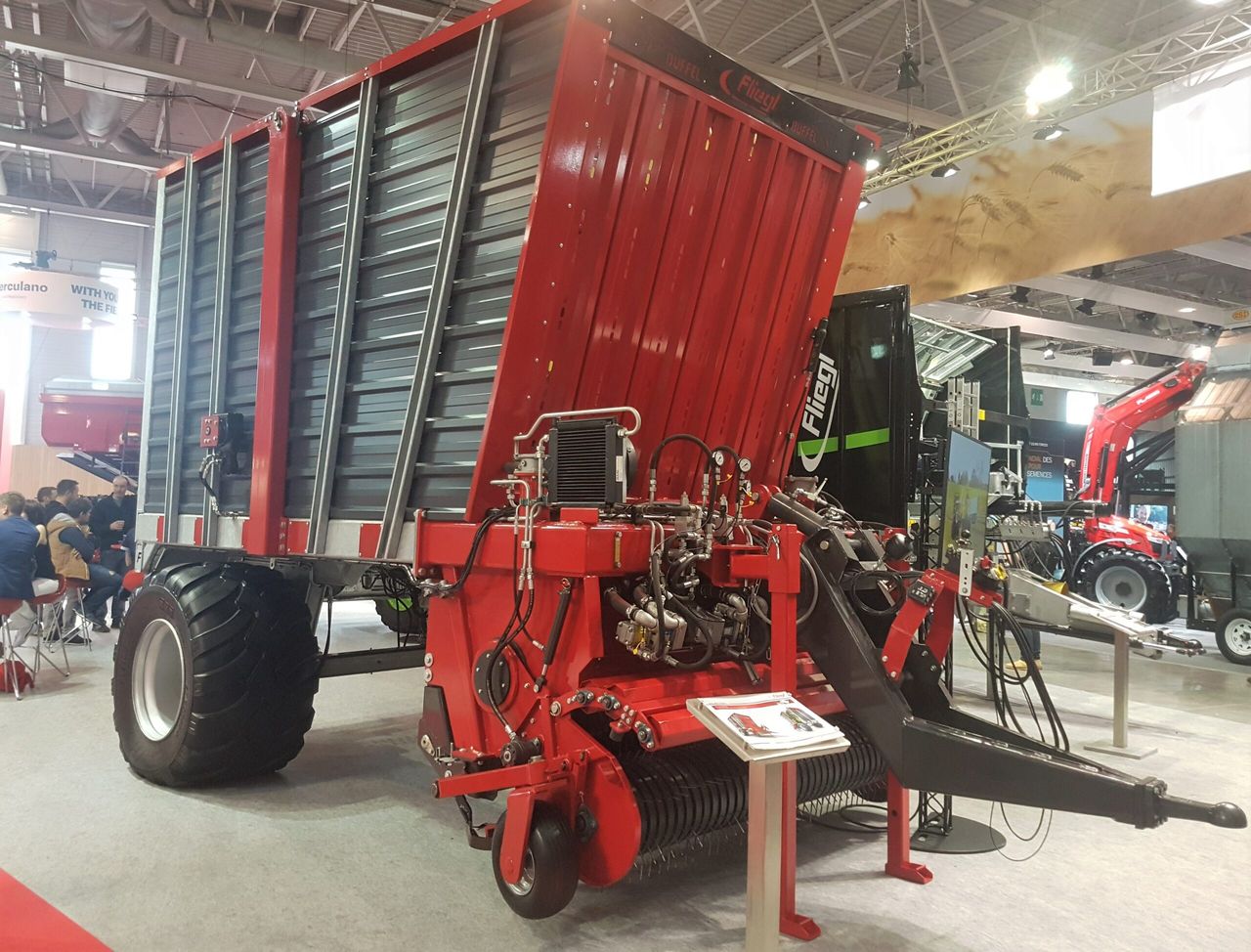 SIMA 2019: Fliegl hits France with its ‘unload-on-the-move’ wagon