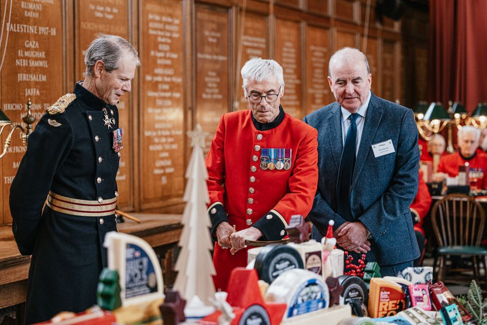330kg of cheese donated to veterans in Christmas ceremony